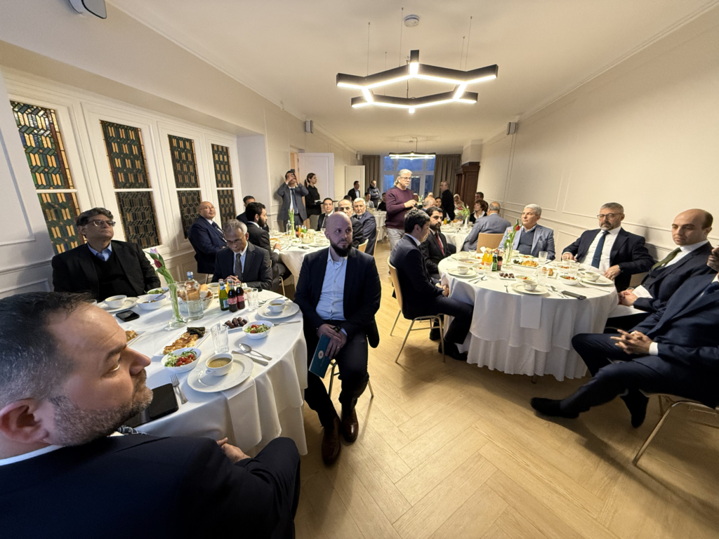 Hollanda'daki İİT üyesi ülkelerin Büyükelçileri, Türkiye'nin Lahey Büyükelçiliği'nin iftarında buluştu