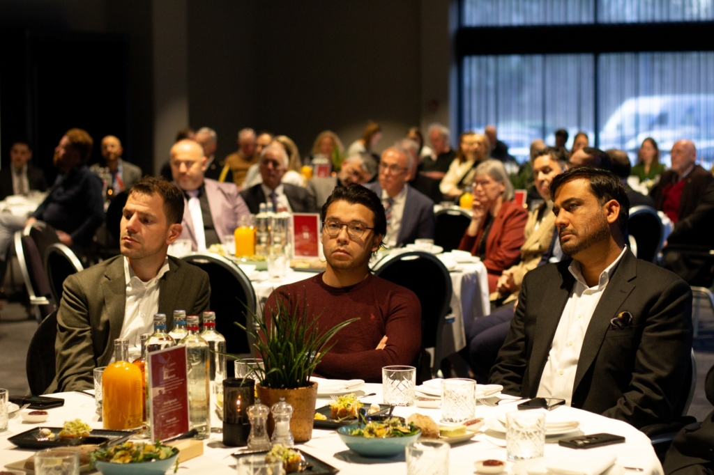 Hollanda’da Müslümanlar ve farklı dini toplulukların temsilcileri iftarda buluştu