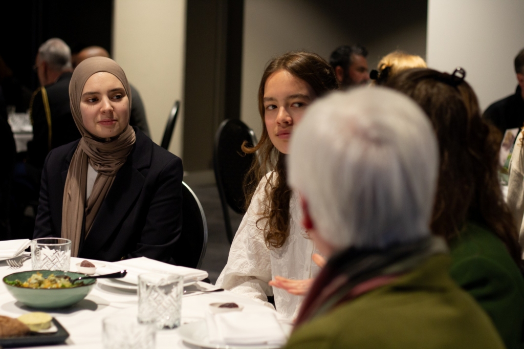 Hollanda’da Müslümanlar ve farklı dini toplulukların temsilcileri iftarda buluştu