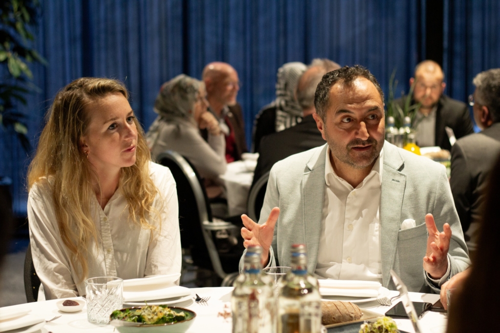 Hollanda’da Müslümanlar ve farklı dini toplulukların temsilcileri iftarda buluştu
