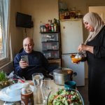 Amsterdam'da mülteci kampında yaşayan Suriyeli çift, iltica başvurularının sonucunu bekliyor