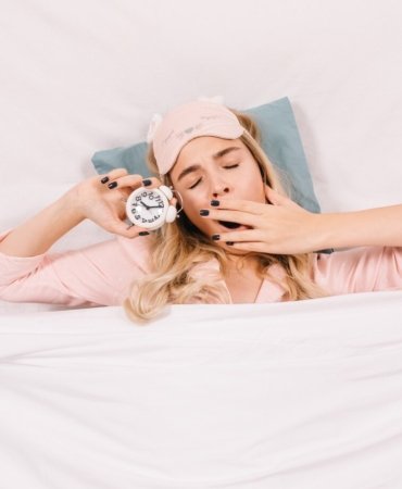 top-view-sleepy-woman-yawning-bed_197531-12796