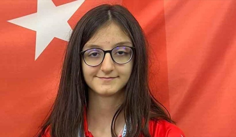 AA-20250417-37664371-37664370-SATRANC_OYUNCUSU_ARYA_AYDOGAN_14_YAS_ALTINDA_DUNYA_SAMPIYONU_OLDU