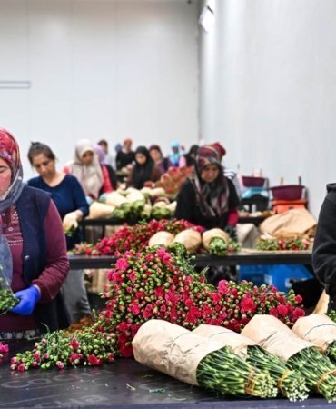 AA-20250507-37870471-37870443-ANNELER_GUNU_ICIN_30_ULKEYE_CICEK_IHRAC_EDILDI