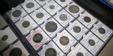 AA-20250514-37945809-37945804-BURSADA_TARIHI_ESER_NITELIGI_TASIYAN_1013_PARA_ELE_GECIRILDI