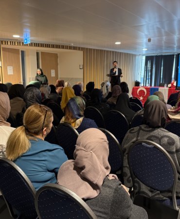 Hollanda'da 15 Mayıs "Aile Günü" sebebiyle "Ailede İletişim Dili" semineri düzenlendi