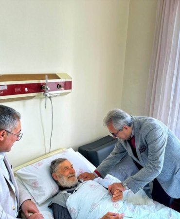 AA-20250518-38001717-38001716-KALDIRIMDAN_INERKEN_DUSEN_USTA_OYUNCU_AHMET_MEKIN_HASTANEYE_KALDIRILDI