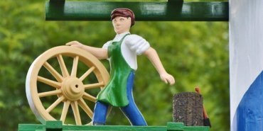 maypole-figure-2460598_1280