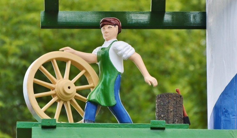 maypole-figure-2460598_1280