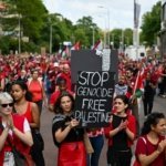 Hollanda'da 100 bini aşkın insan Gazze’ye acil insani erişim için sokaklara indi 6 AA-20250615-38289065-38289045-LAHEYDE_KIRMIZI_CIZGIYI_CEK_PROTESTOSUNDA_BINLERCE_KISI_TOPLANDI