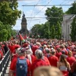 Hollanda'da 100 bini aşkın insan Gazze’ye acil insani erişim için sokaklara indi 18 AA-20250615-38289065-38289050-LAHEYDE_KIRMIZI_CIZGIYI_CEK_PROTESTOSUNDA_BINLERCE_KISI_TOPLANDI