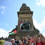 Hollanda'da 100 bini aşkın insan Gazze’ye acil insani erişim için sokaklara indi 12 AA-20250615-38289065-38289051-LAHEYDE_KIRMIZI_CIZGIYI_CEK_PROTESTOSUNDA_BINLERCE_KISI_TOPLANDI