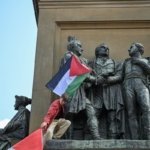 Hollanda'da 100 bini aşkın insan Gazze’ye acil insani erişim için sokaklara indi 11 AA-20250615-38289065-38289052-LAHEYDE_KIRMIZI_CIZGIYI_CEK_PROTESTOSUNDA_BINLERCE_KISI_TOPLANDI