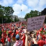 Hollanda'da 100 bini aşkın insan Gazze’ye acil insani erişim için sokaklara indi 14 AA-20250615-38289065-38289054-LAHEYDE_KIRMIZI_CIZGIYI_CEK_PROTESTOSUNDA_BINLERCE_KISI_TOPLANDI