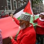 Hollanda'da 100 bini aşkın insan Gazze’ye acil insani erişim için sokaklara indi 21 AA-20250615-38289065-38289061-LAHEYDE_KIRMIZI_CIZGIYI_CEK_PROTESTOSUNDA_BINLERCE_KISI_TOPLANDI