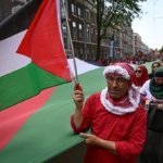 Hollanda'da 100 bini aşkın insan Gazze’ye acil insani erişim için sokaklara indi 25 AA-20250615-38289065-38289062-LAHEYDE_KIRMIZI_CIZGIYI_CEK_PROTESTOSUNDA_BINLERCE_KISI_TOPLANDI