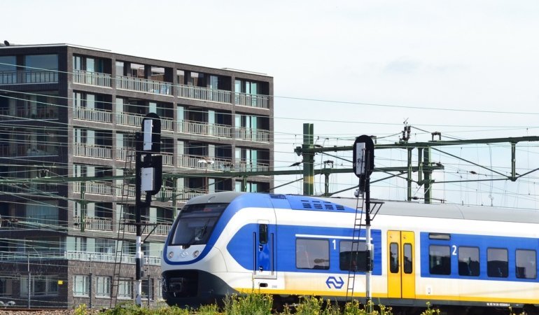 train-4366829_1280