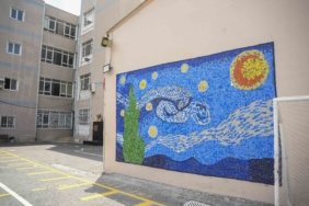 Karani öğretmen, topladığı kapakları Vincent van Gogh'un tablosuna dönüştürdü