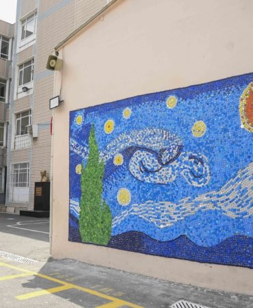 Karani öğretmen, topladığı kapakları Vincent van Gogh'un tablosuna dönüştürdü