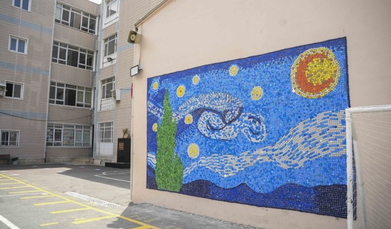 Karani öğretmen, topladığı kapakları Vincent van Gogh'un tablosuna dönüştürdü
