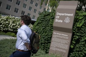 ABD Dışişleri Bakanlığı çalışanları, Washington’da toplu işten çıkarmaları protesto etti