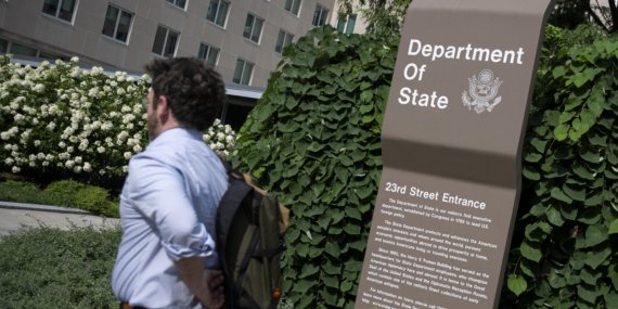 ABD Dışişleri Bakanlığı çalışanları, Washington’da toplu işten çıkarmaları protesto etti