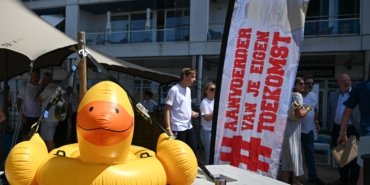 Binlerce plastik ördek Rotterdam'da yardım kampanyası için yarıştı