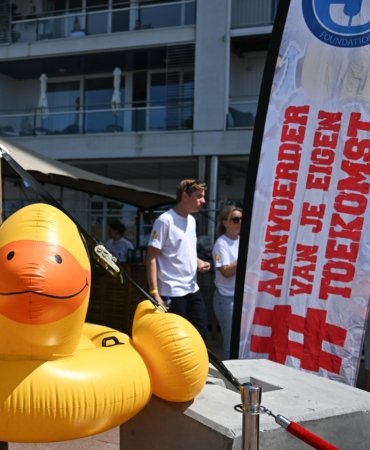 Binlerce plastik ördek Rotterdam'da yardım kampanyası için yarıştı