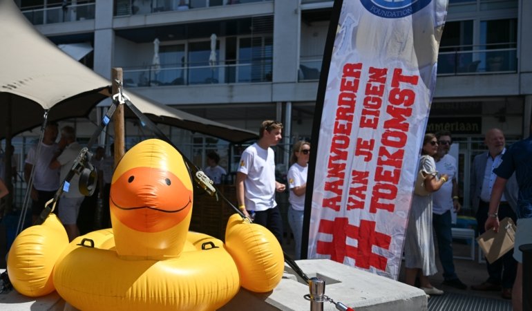 Binlerce plastik ördek Rotterdam'da yardım kampanyası için yarıştı