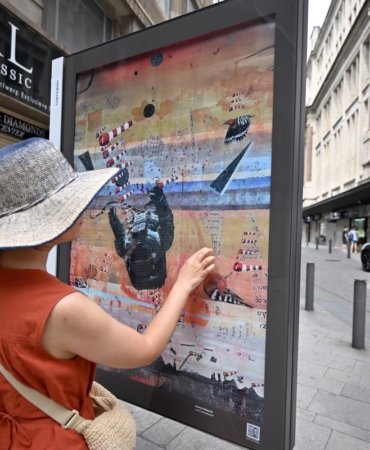 AA-20250720-38608493-38608480-SANATCI_ALBAYRAKIN_KAYIP_ELCI_RESMI_BELCIKADA_ONBOARDS_BIENNALE_KAPSAMINDA_KAMUSAL_ALANDA_SERGILENIYOR