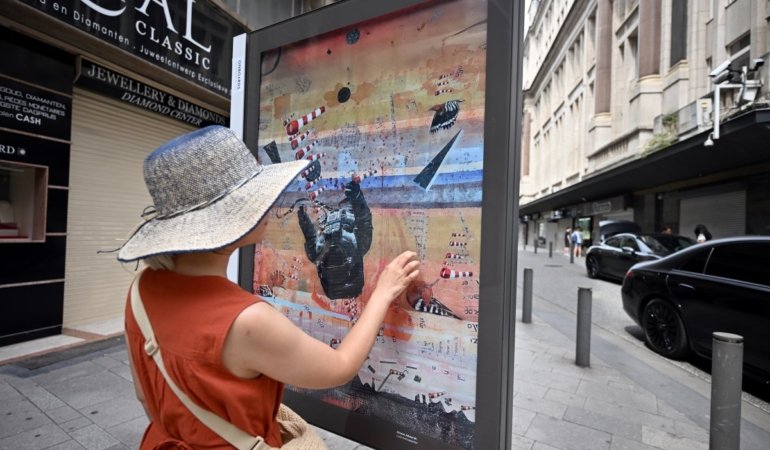 AA-20250720-38608493-38608480-SANATCI_ALBAYRAKIN_KAYIP_ELCI_RESMI_BELCIKADA_ONBOARDS_BIENNALE_KAPSAMINDA_KAMUSAL_ALANDA_SERGILENIYOR