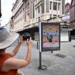 AA-20250720-38608493-38608481-SANATCI_ALBAYRAKIN_KAYIP_ELCI_RESMI_BELCIKADA_ONBOARDS_BIENNALE_KAPSAMINDA_KAMUSAL_ALANDA_SERGILENIYOR