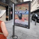 AA-20250720-38608493-38608482-SANATCI_ALBAYRAKIN_KAYIP_ELCI_RESMI_BELCIKADA_ONBOARDS_BIENNALE_KAPSAMINDA_KAMUSAL_ALANDA_SERGILENIYOR