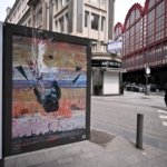 AA-20250720-38608493-38608484-SANATCI_ALBAYRAKIN_KAYIP_ELCI_RESMI_BELCIKADA_ONBOARDS_BIENNALE_KAPSAMINDA_KAMUSAL_ALANDA_SERGILENIYOR