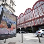 AA-20250720-38608493-38608485-SANATCI_ALBAYRAKIN_KAYIP_ELCI_RESMI_BELCIKADA_ONBOARDS_BIENNALE_KAPSAMINDA_KAMUSAL_ALANDA_SERGILENIYOR