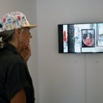 AA-20250720-38608493-38608487-SANATCI_ALBAYRAKIN_KAYIP_ELCI_RESMI_BELCIKADA_ONBOARDS_BIENNALE_KAPSAMINDA_KAMUSAL_ALANDA_SERGILENIYOR