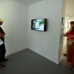 AA-20250720-38608493-38608488-SANATCI_ALBAYRAKIN_KAYIP_ELCI_RESMI_BELCIKADA_ONBOARDS_BIENNALE_KAPSAMINDA_KAMUSAL_ALANDA_SERGILENIYOR