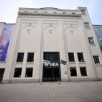 AA-20250720-38608493-38608490-SANATCI_ALBAYRAKIN_KAYIP_ELCI_RESMI_BELCIKADA_ONBOARDS_BIENNALE_KAPSAMINDA_KAMUSAL_ALANDA_SERGILENIYOR