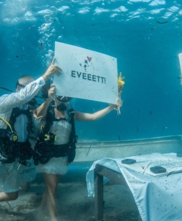 Çanakkale'de deniz tutkunu çift su altında evlendi