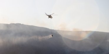 Tekirdağ'ın Şarköy ilçesinde çıkan orman yangınına müdahale ediliyor