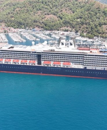 Hollanda bayraklı "Oosterdam" kruvaziyeri Marmaris Limanı'na demirledi