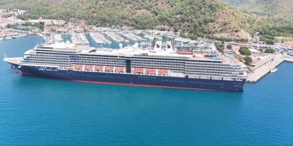 Hollanda bayraklı "Oosterdam" kruvaziyeri Marmaris Limanı'na demirledi
