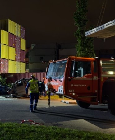 AA-20250915-39124334-39124333-HOLLANDADA_SIDDETLI_FIRTINA_KONTEYNERLERIN_VE_AGACLARIN_DEVRILMESINE_NEDEN_OLDU