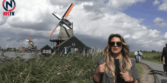 Esra Toprak Hollanda’nın tarihi kasabası Zaanse Schans’da Travell Hallo’nun 15 yılını anlattı