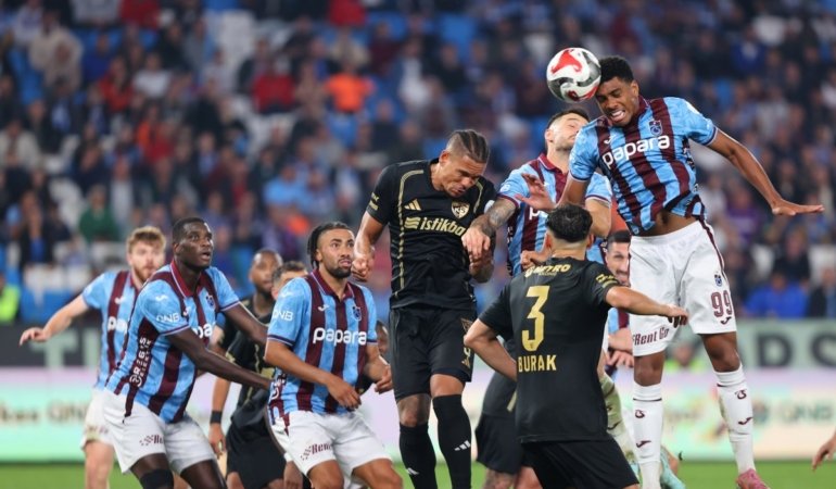 Trabzonspor, Kayserispor'u 4-0 mağlup etti 1 AA-20251003-39303909-39303900-TRABZONSPOR_ZECORNER_KAYSERISPOR
