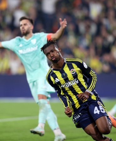 Galatasaray'ın puan alamadığı haftada Fenerbahçe, Kayseripspor'u 4-2 yenerek zirveye yaklaştı 19 AA-20251109-39664108-39664095-FENERBAHCE_ZECORNER_KAYSERISPOR
