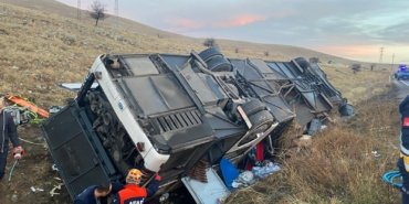 Afyonkarahisar'da yolcu otobüsü devrildi, 2 kişi öldü, 21 kişi yaralandı