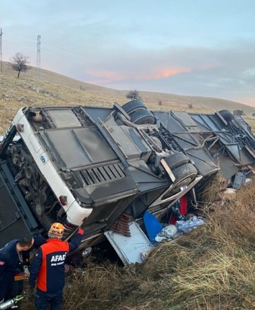 Afyonkarahisar'da yolcu otobüsü devrildi, 2 kişi öldü, 21 kişi yaralandı