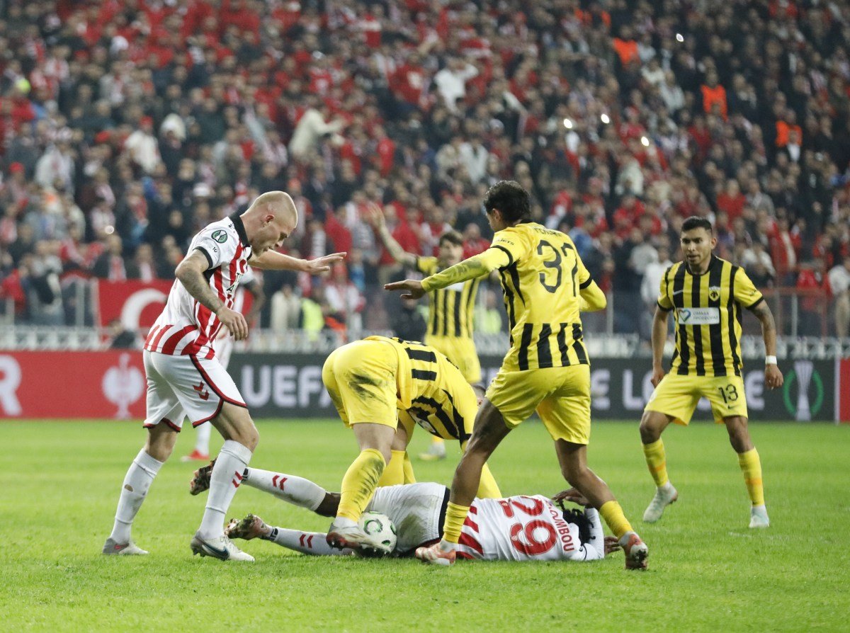 5 Eksikli Samsunspor, AEK ile baş edemedi: 2-1 1 AA 20251211 39957736 39957728 SAMSUNSPOR AEK