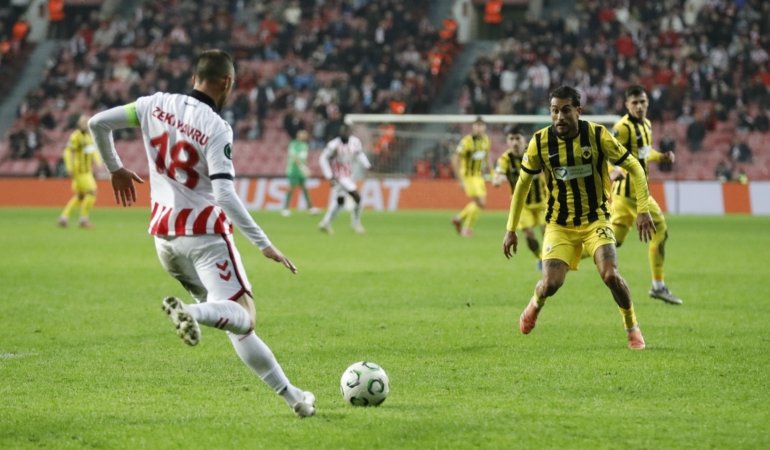 5 Eksikli Samsunspor, AEK ile baş edemedi: 2-1 16 Samsunspor - AEK